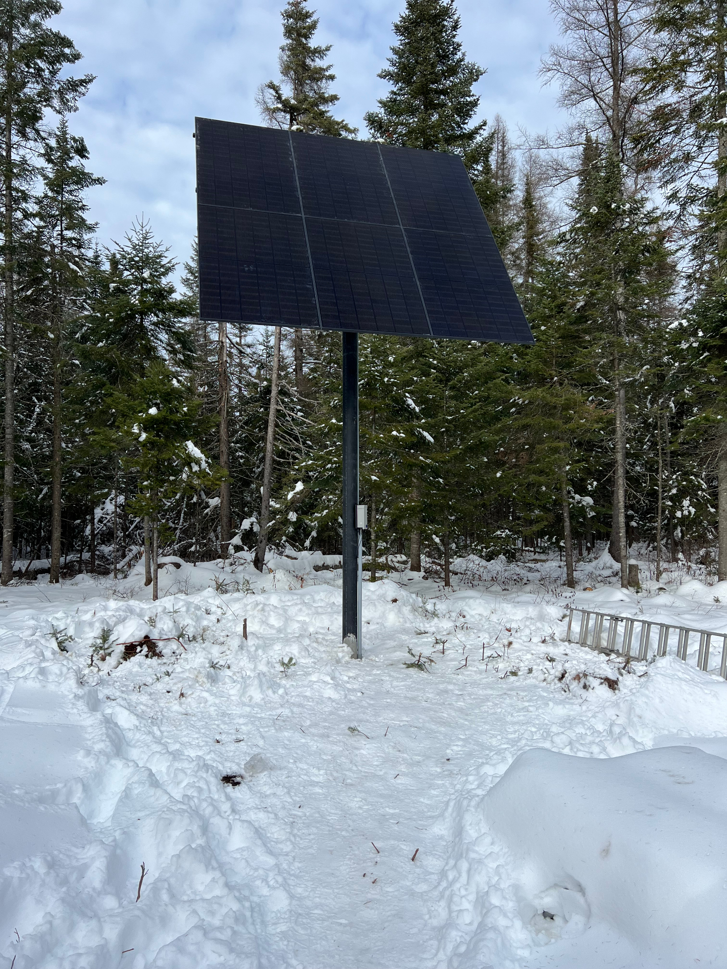 Installation solaire sur mât en site isolé (Canada)